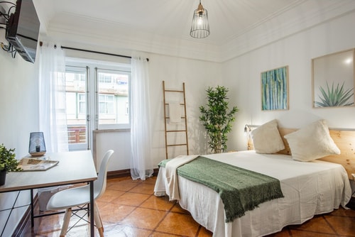 Bedroom w/ balcony next train to Lisbon (1 min)