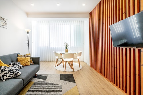 Two BR apt w/balcony near train to Lisbon center