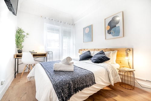 SM2 | BR w/ balcony next train to downtown Lisbon