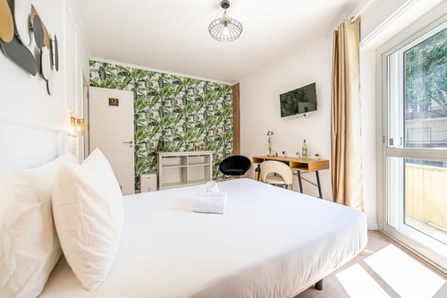 BR w/ balcony close to the train Lisbon & Sintra