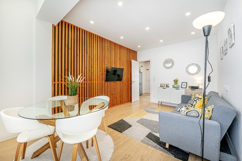 Two BR apt w/balcony near train to Lisbon center