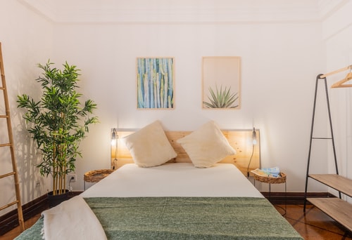 Bedroom w/ balcony next train to Lisbon (1 min)