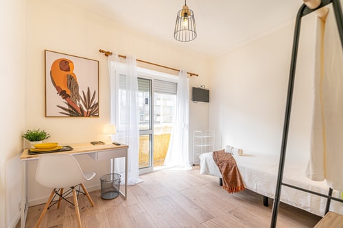 GS1 | BR w/ balcony 22 min away Downtown Lisbon