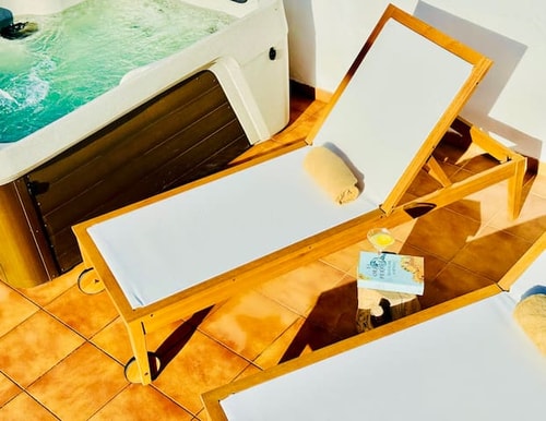 Canaryislandshost l White