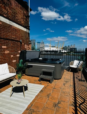 3 x Bedroom Riverside Flat with HOT TUB and Roof Terrace