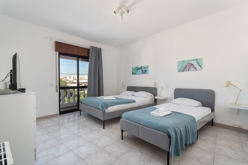 Debya room! Stay near Faro Airport