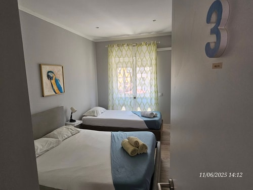 Mellya ensuite room! Steps from Train Station