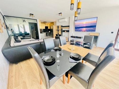 Golden Suite - 2bd apartment / free parking