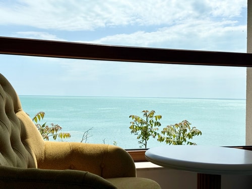 La View 2br apartment-by the sea with free parking