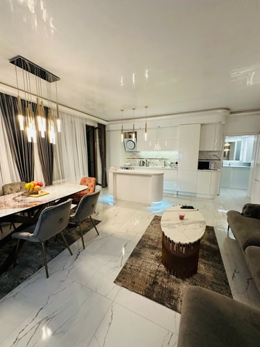 Spacious Penthouse 2BD apartment - free parking