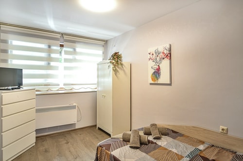 Urban Breeze 2BR apartment with free parking