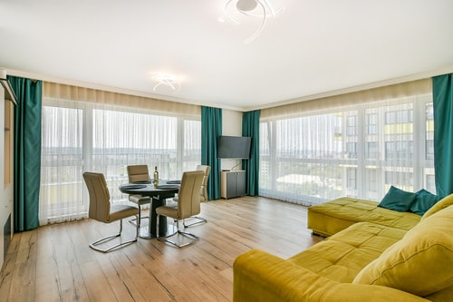 Azure View–2BR Luxury Apartment - free parking