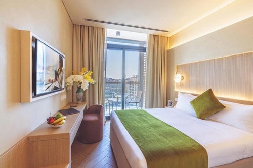 Standard Room At Dubai Creek In Jaddaf Discovery Booking LLC