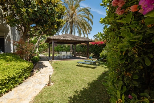 Beachfront 2 BD Apartment & Private Garden