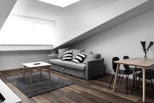 Deluxe 1 BD Main street Apt by Domvia