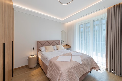 Modern 2 BD Apartment by Domvia