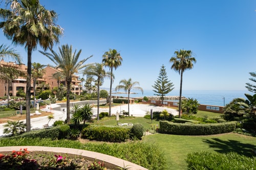 Luxury 2BD/2BA Beachfront Apartment in Malibu, Marbella - Pools, Gym & Sea Views