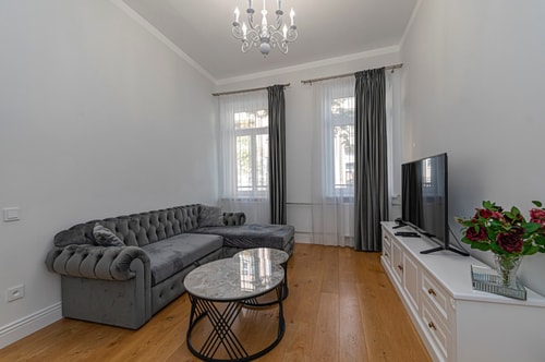 Riverside Central Apartment by Domvia