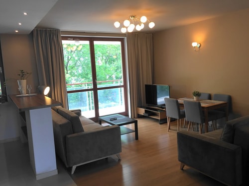 2BR, HBO Max, Coffee, 7 min to airport