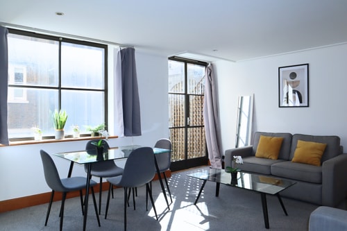 BnBNook - Central 2BR with Balcony - Soho & Strand