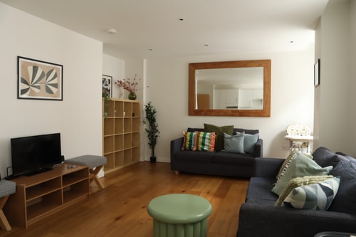 BnBNook - Charming 2BR in Historic City of London