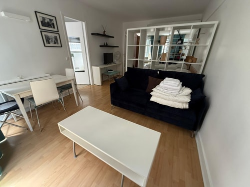 BnBNook - Cozy Studio with Balcony - Eiffel Tower