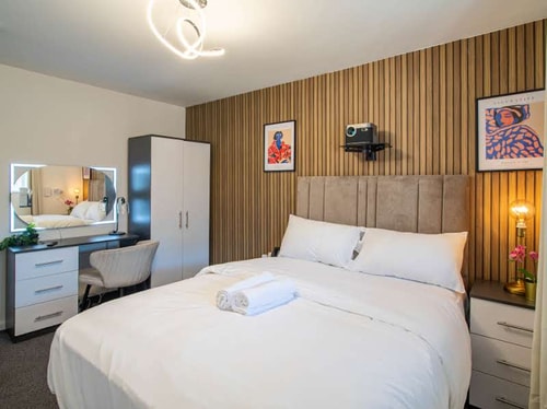 Spacious 1BED | Free Parking | Near Train Station