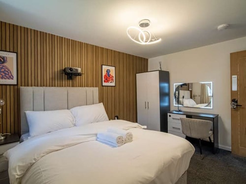 Bright modern room | free parking | city access