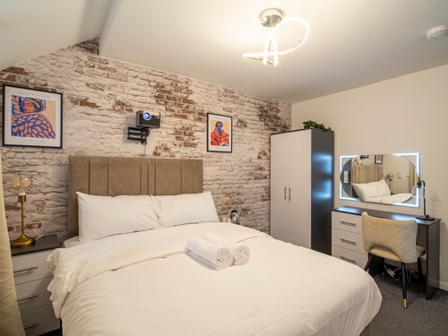 Neat Pad | Free Parking | Walk to Train Station