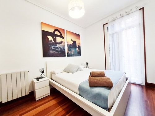 Pensión Yoldi - Habitación Peine del Viento Sanse Holidays - Apartamentos tur&iacute;sticos en San Sebasti&aacute;n