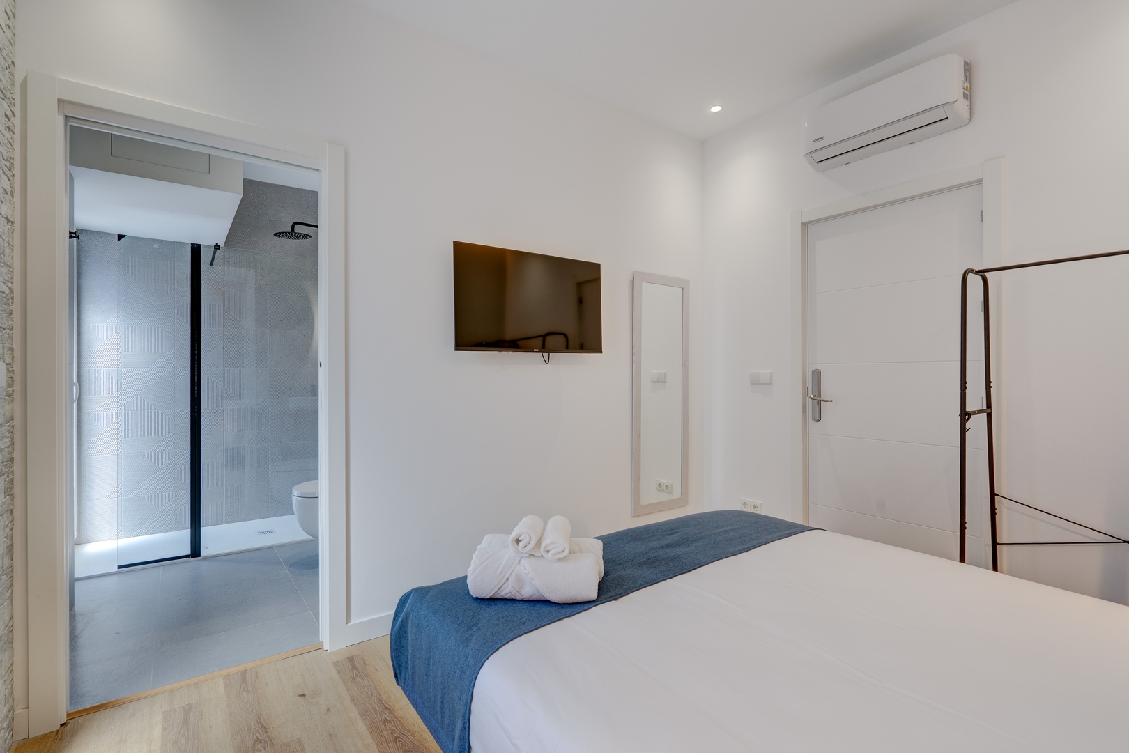 Pensión Yoldi - Habitación Peine del Viento 2 Sanse Holidays - Apartamentos tur&iacute;sticos en San Sebasti&aacute;n