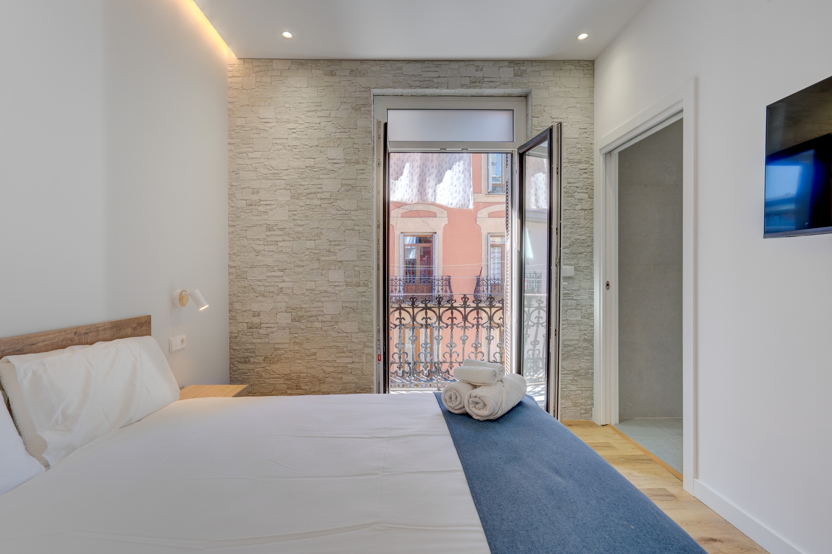 Pensión Yoldi - Habitación Peine del Viento 3 Sanse Holidays - Apartamentos tur&iacute;sticos en San Sebasti&aacute;n