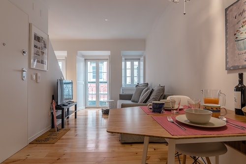 Beautiful, space + light, near Bairro Alto!