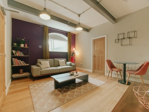 1-BR | Spacious Stay Close to City & Transit Links