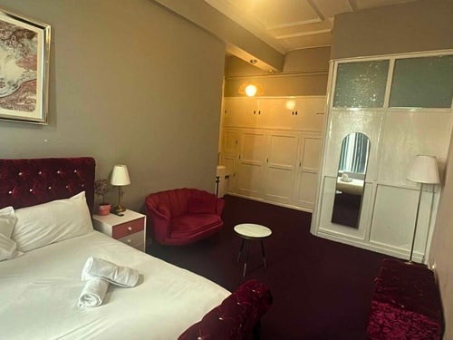 Contractor’s Room with Easy Access to City