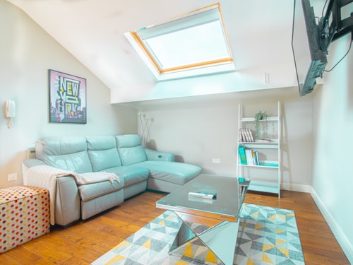 Boutique 1-Bed Apartment with Skylights – Kelham