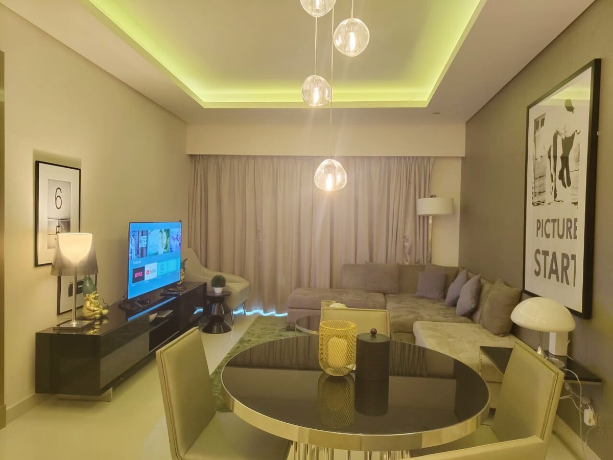 Luxurious 1BR| DAMAC Paramount Tower D gallery image 3