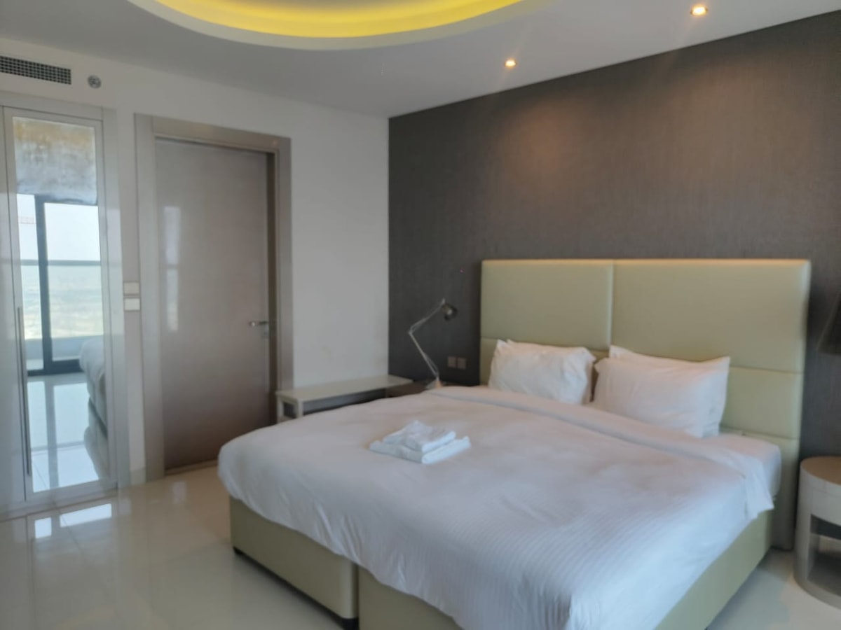 Luxurious 1BR| DAMAC Paramount Tower D gallery image 15