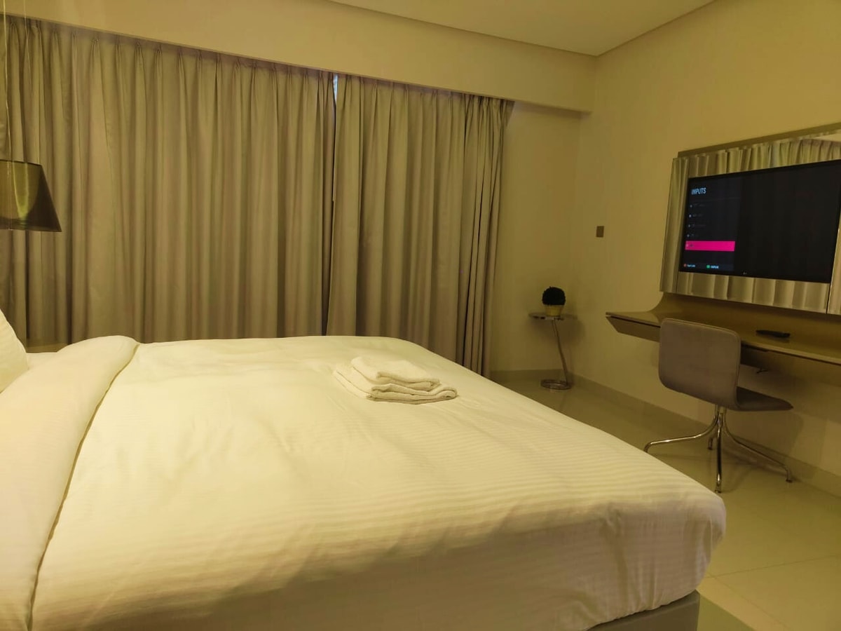 Luxurious 1BR| DAMAC Paramount Tower D gallery image 9