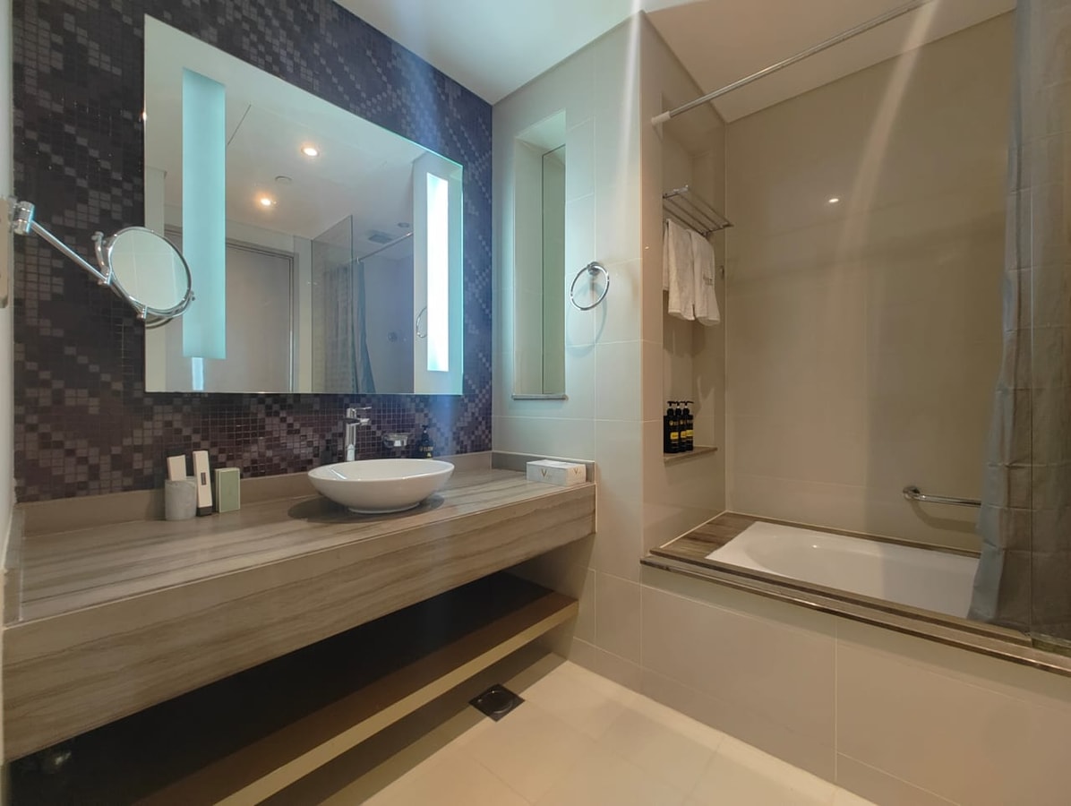 Luxurious 1BR| DAMAC Paramount Tower D gallery image 11
