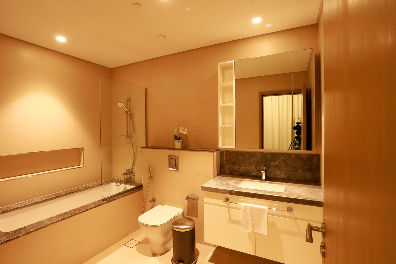 Elegant 1BR| Direct Dubai Mall Access| Downtown gallery image 11
