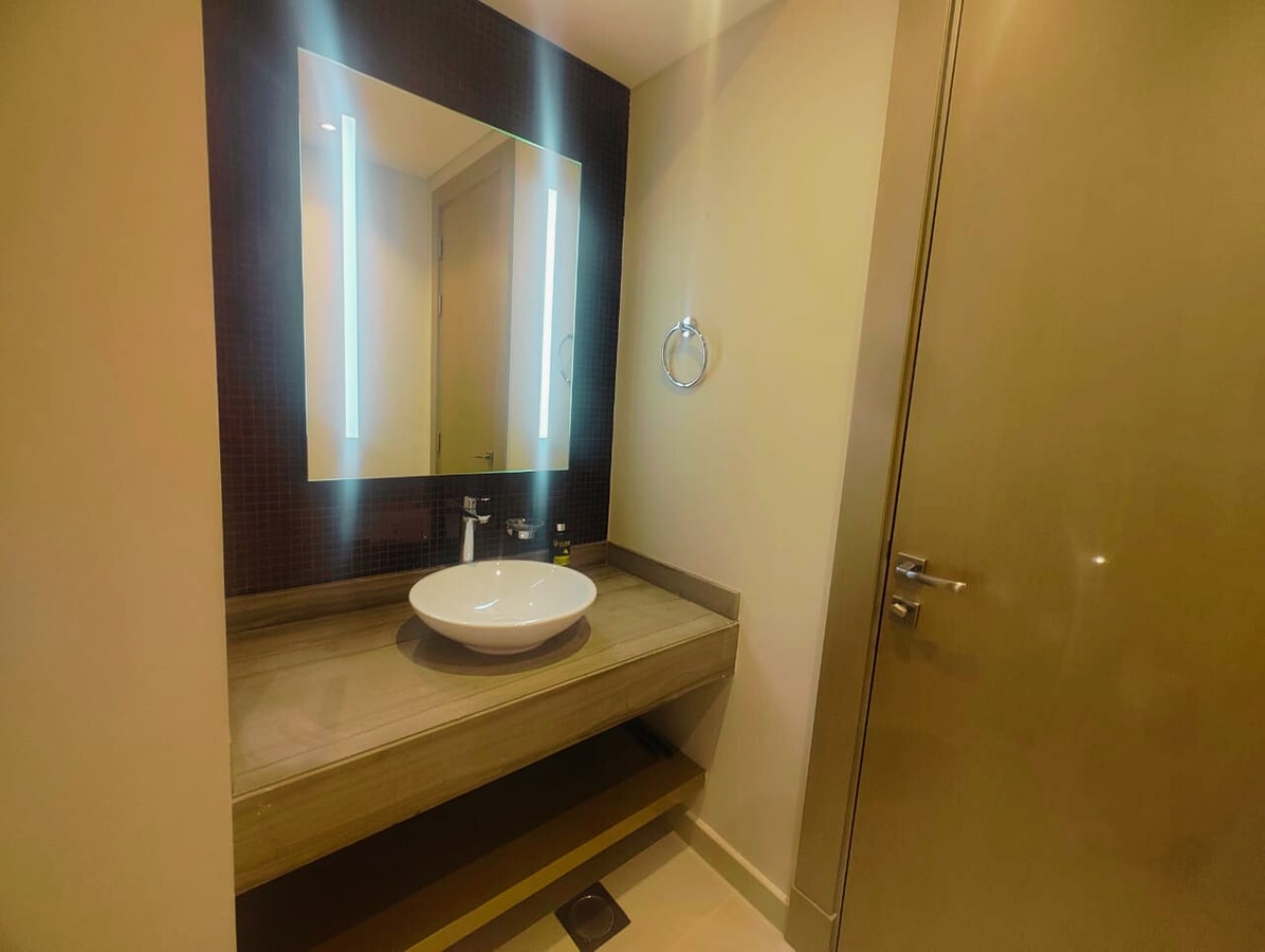 Luxurious 1BR| DAMAC Paramount Tower D gallery image 7