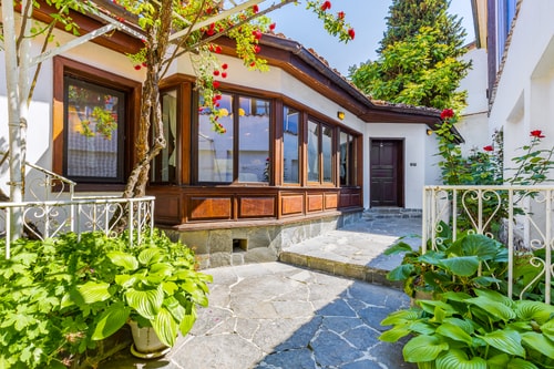 The House With The Piano | Old Town Center | Yard