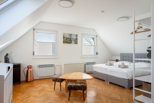 Jacuzzi, BBQ & EV Charger | 5BR Villa with Garden