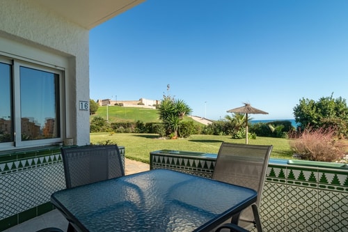 Castle & Sea Retreat: Stunning Views by Castle