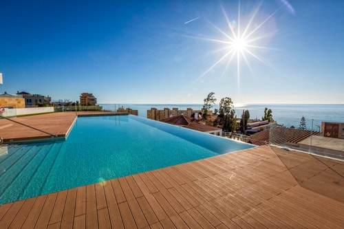 Palm Beach- Pool Access, Private Parking & Comfort