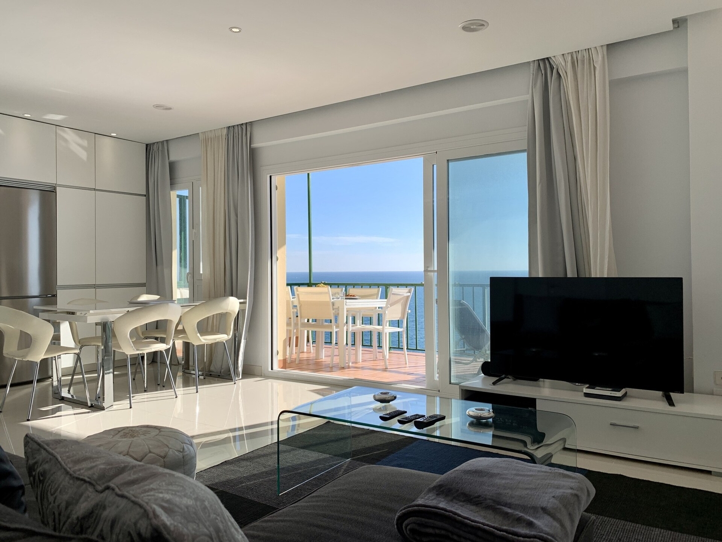 Seafront apartment with panoramic sea views 14 LYX homes