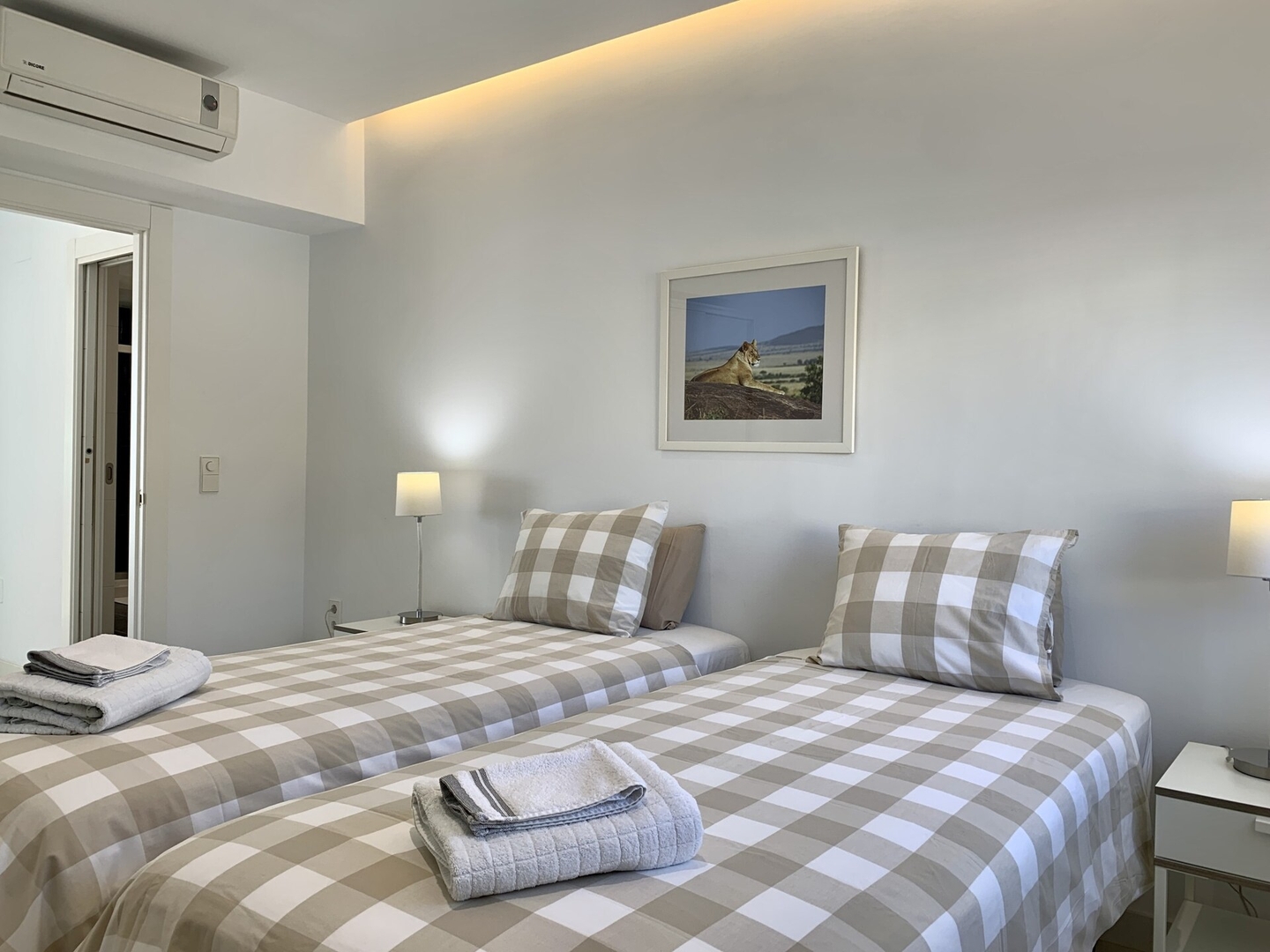 Seafront apartment with panoramic sea views 33 LYX homes