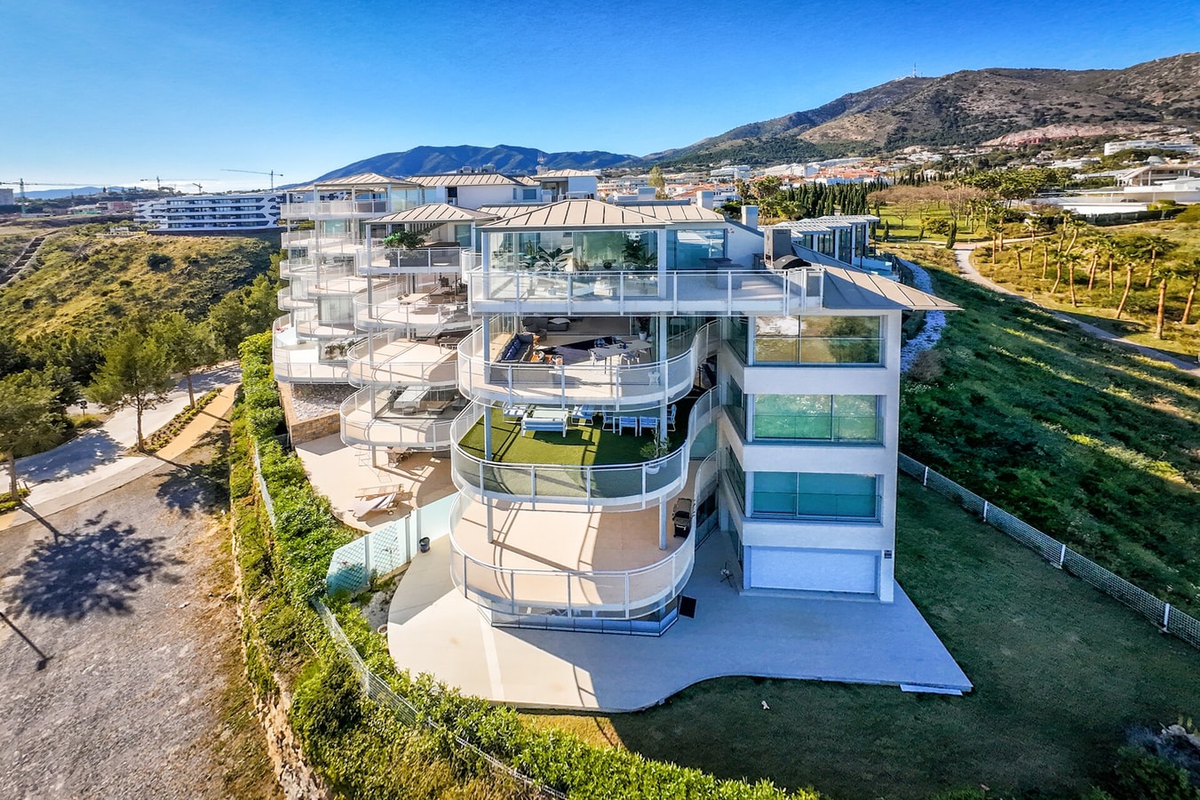 Peninsula · Peninsula / Terrace / Private parking / Pool 5 LYX homes