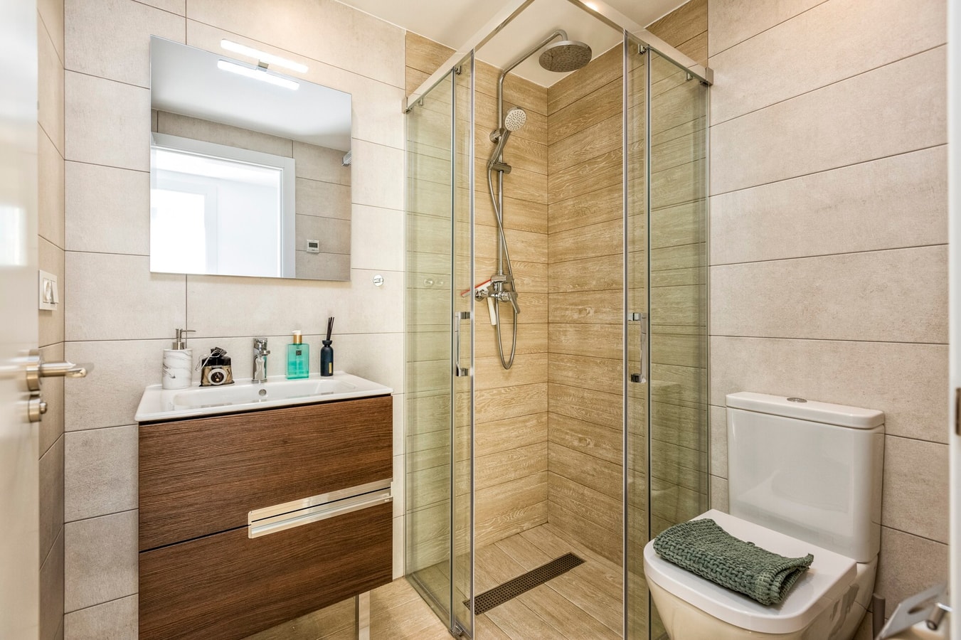 PALM BEACH B5 · Palm Beach - Family Home, Pool, Stunning Sea Views 28 LYX homes